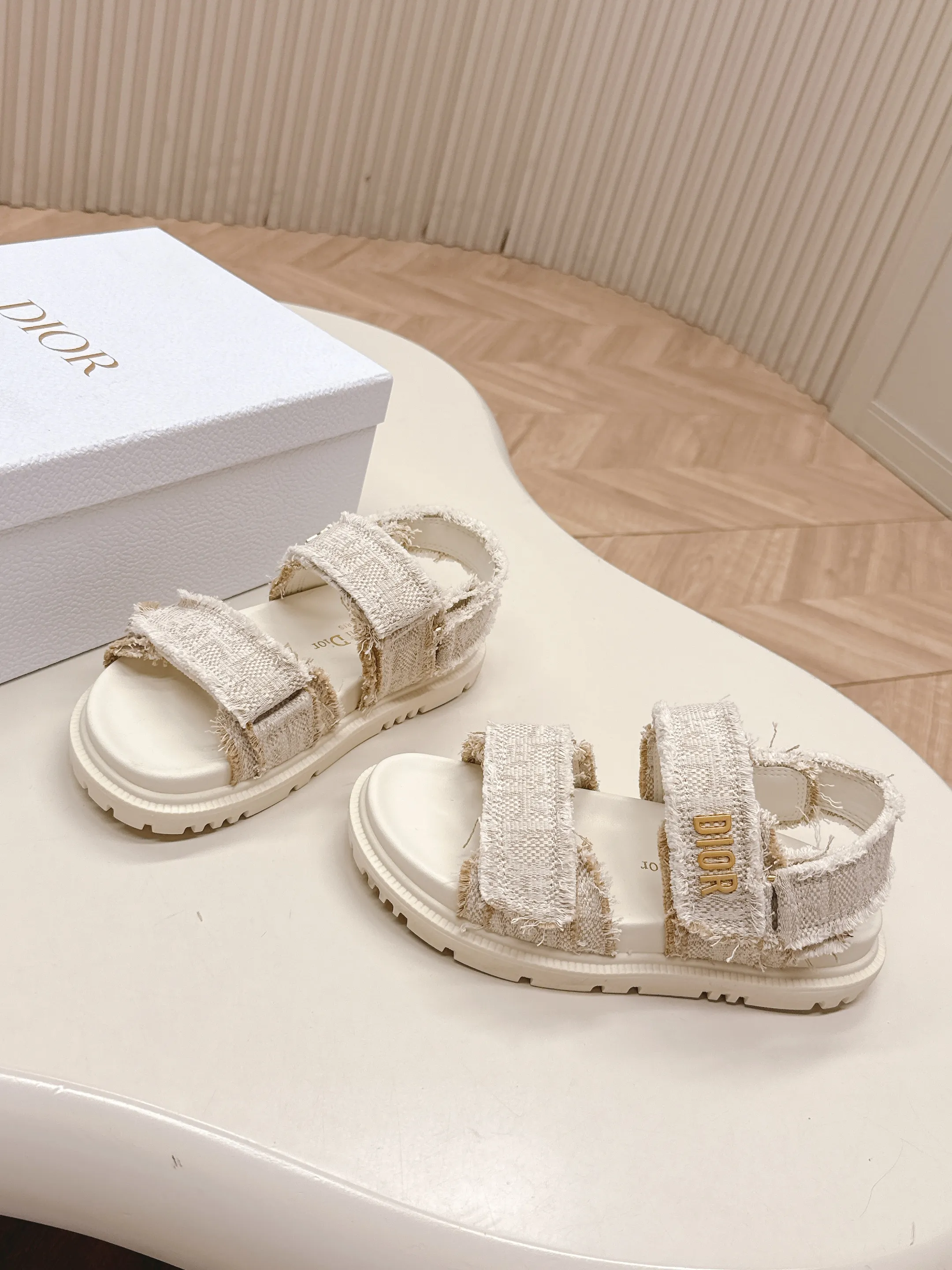 👟👟Ex-factory price 460👟👟 New color cloth, classic upgrade plus 2025 new color series Dior Dior classic Velcro sandals and slippers series, original replica, high version, super durable and versatile, very comfortable on the feet, slim and white, original customized upper, original D hardware buckle, original TPU outsole Size: 35-41